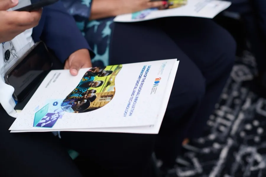 Brochure officielle du lancement entre les mains des participants